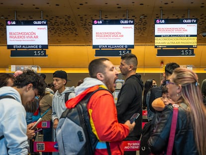 Pasajeros de un vuelo de Viva Air esperan a ser reacomodados en un avión de Avianca, en Bogotá, el pasado 30 de marzo.