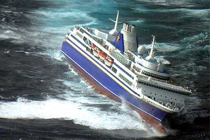 Imagen aérea del crucero <i>Grand Voyager</i> tras sufrir la avería de un motor.