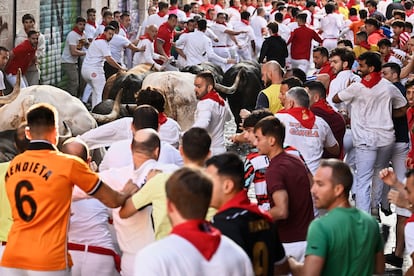 Uno de los momentos del multitudinario encierro de este domingo en Pamplona.