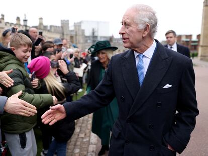 Carlos III de Inglaterra saluda a los ciudadanos el 31 de marzo en Windsor