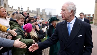Carlos III de Inglaterra saluda a los ciudadanos el 31 de marzo.