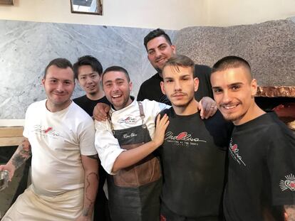 CIRO OLIVA, EN EL CENTRO, CON SU BRIGADA DE SALA Y COCINA / CAPEL