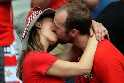 Aficionados austr&iacute;acos bes&aacute;ndose durante la Eurocopa de Francia 2016