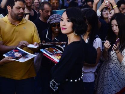 La actriz Zhang Ziyi firma aut&oacute;grafos en Los &Aacute;ngeles.