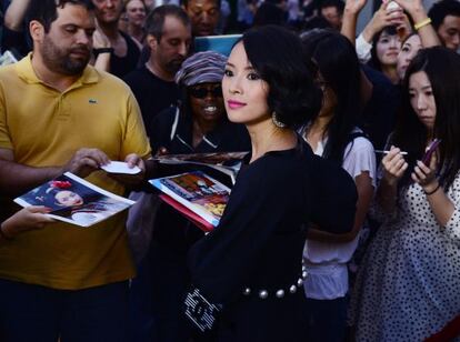 La actriz Zhang Ziyi firma autógrafos en Los Ángeles.