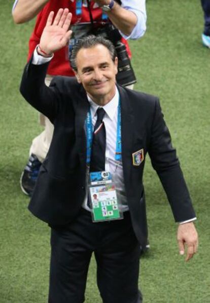 Prandelli saluda a los aficionados italianos tras el partido ante Inglaterra