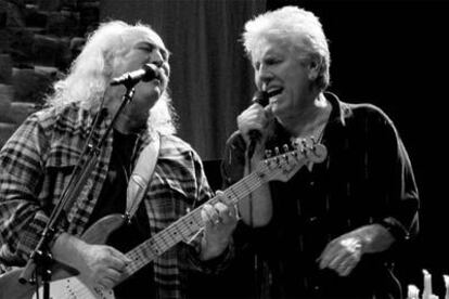 Los cantantes David Crosby y Graham Nash.