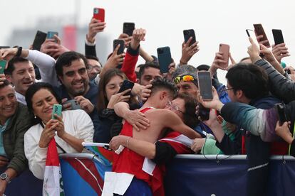 Hugo Catrileo celebra su segundo lugar en el maratón con su madre, el 22 de octubre.
