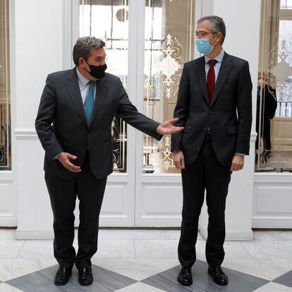 GRAF1649. MADRID, 18/01/2022.- El ministro de Inclusión, Seguridad Social y Migraciones, José Luis Escrivá, y el gobernador del Banco de España, Pablo Hernández de Cos, posan antes de la firma de un convenio este martes en Madrid. EFE/JJ Guillén
