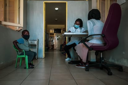 Sala de espera de la consulta de pediatría del hospital distrital de Manhiça. El CISM echó a andar en los primeros años de posguerra en Mozambique, y por entonces, la situación sanitaria era preocupante. La mortalidad infantil era muy alta por las frecuentes epidemias de malaria y las diarreas, y el acceso a servicios esenciales de salud era mínimo. "Era común ver enfermerías enteras llenas de niños malnutridos. Poníamos en la misma cama hasta tres porque no había espacio para todos", relata el actual director del CISM, Francisco Saúte. Hoy, los problemas son los mismos, pero los indicadores han mejorado.