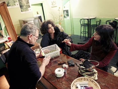 Dos mujeres, en una asociación de consumidores de cannabis madrileña