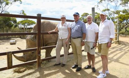 Elaine Bensted, directora del proyecto, y tres responsables del mismo, junto a un rinoceronte en Monarto (Australia).