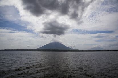 Vista parcial del lago Cocibolca desde el Ferry Ché Guevara con la isla de Ometepe al fondo y el volcán Concepción.
