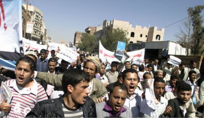 Participantes en la manifestación organizada por estudiantes en Saná, la capital de Yemen, en apoyo a las revueltas que han derrocado al dictador tunecino Ben Ali.
