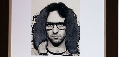Uno de los paneles de la exposición con imágenes de fotomatón de un joven Bolaño.