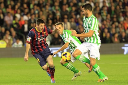 Messi entre Xavi Torres y Nacho