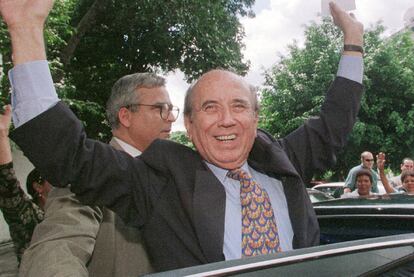 Pérez celebra en 1998 el fin de su arresto domiciliario, que cumplía desde 1996 por un delito de malversación.