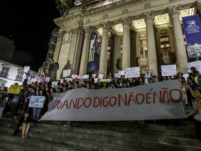 Ativistas no Teatro de Municipal em protesto contra estupro.