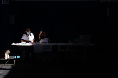 Funcionarios de mesa, esperan la apertura y el inicio de las votaciones.