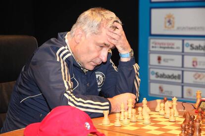 Vasili Ivanchuk, durante la primera partida con Nihal Sarin