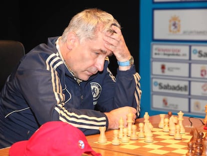 Vasili Ivanchuk, durante la primera partida con Nihal Sarin