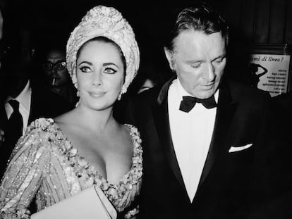 Elizabeth Taylor y Richard Burton en el teatro Sistina de Roma, el 5 de octubre de 1966.