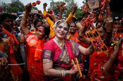 Devotos hinduistas danzan durante el Rath Yatra, o festival de viaje de carros, en Kolkata (India), el 4 de julio de 2019. Este festival hindú es uno de los más importantes del año y se celebra en varios estados del país.