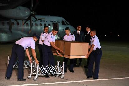 En Honduras, los cuerpos arribaron a la base aérea Enrique Soto Cano, en la ciudad de Comayagua. En la imagen, personal de la Fuerza Aérea hondureña carga uno de los ferétros con los restos mortales de uno de los migrantes.