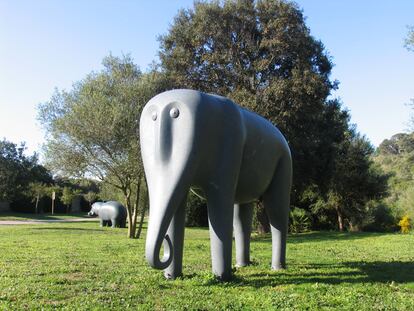 'Elefante' (2007), una de las esculturas gigantes, 2,20 metros de altura, en el jardín exterior de Sa Bassa Blanca.