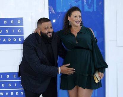El músico DJ Khaled con su novia, Nicole Tuck. Efectivamente: están esperando a un hijo.