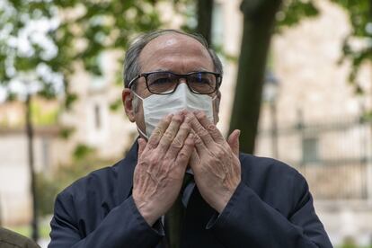 Gabilondo lanza un beso a simpatizantes congregados en la plaza del Palacio de Alcalá de Henares (Madrid).