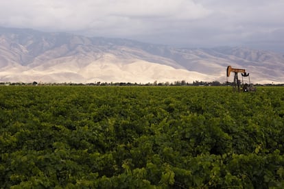 Extracción de petróleo en las cercanías de Bakersfield, California.