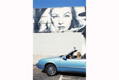 Un mural dedicado a la actriz Lauren Bacall, en el Downtown de Los Ángeles.
