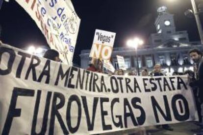 Participantes de la plataforma 'Eurovegas No' durante la manifestación celebrada hoy entre Atocha y Sol en la capital madrileña por el proyecto de construcción de este complejo de ocio y casinos en Madrid.