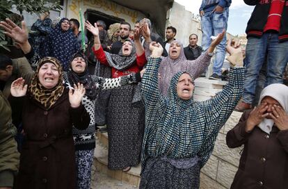 Familiares palestinos lloran durante el funeral de un joven Yahya Taha de 21 años que fue asesinado durante los enfrentamientos con soldados israelíes en la aldea cisjordana de Qatanna.