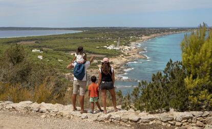 El Mirador de La Mola, un lugar ideal desde el que se puede contemplar la totalidad de la costa norte y sur de la isla de Formentera.