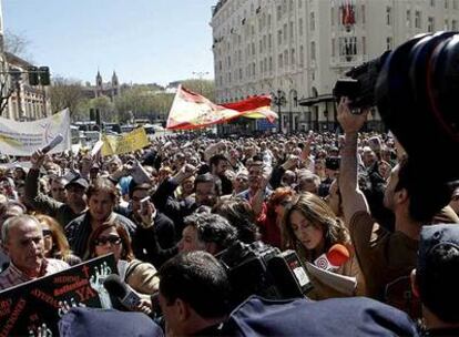 Al grito de "Zapatero dimisión", cerca de 1.000 autónomos y pequeños y medianos empresarios se han concentrado en Madrid pidiendo medidas urgentes para la "asfixia" que sufre su sector