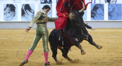 Jim&eacute;nez Fortes, durante un momento de la corrida de ayer.