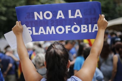 Una manifestante con un cartel contra la islamofobia.