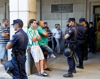 Detractores de Lopera aguardan a las puertas de los juzgados donde el ex propietario del Betis declara por supuesto delito societario.