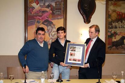 José Garrido, en el centro, recoge el recuerdo del Cocherito a su faena como novillero en Bilbao.