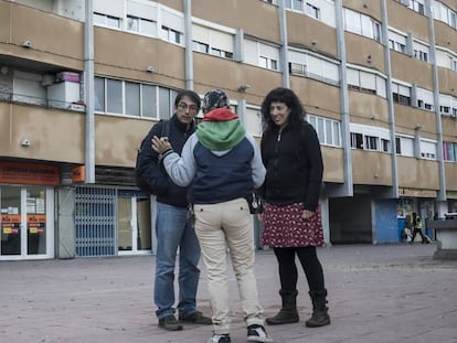 Los educadores sociales Luis Córdova y Sandra Queraltó atienden a una vecina de Ciutat Meridiana.