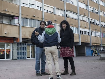 Los educadores sociales Luis Córdova y Sandra Queraltó atienden a una vecina de Ciutat Meridiana.