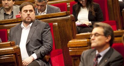 Oriol Jonqueras (izquierda) y Artur Mas, en el Parlament.