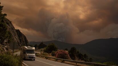 El fuego oscurece el cielo en Sierra Bermeja.