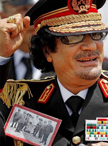 Gadafi, a su llegada al aeropuerto de Ciampino.