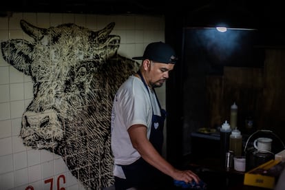 Israel Mata durante una jornada de trabajo en la cocina de Gonzalitos. 