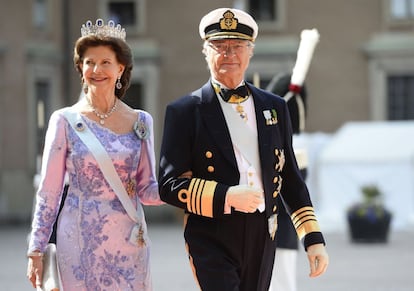 La Reina Silvia y el Rey Carl XVI Gustaf de Suecia llega a la boda del príncipe Carl Philip y Sofia Hellqvist en el Palacio de Estocolmo de Suecia.