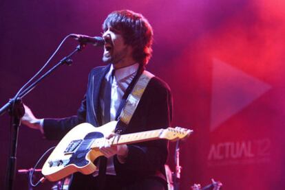 Antonio López <i>Noni,</i> guitarrista y cantante de Lori Meyers, durante su actuación en Actual.