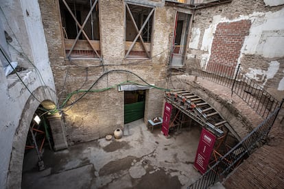 Escalera en rehabilitación del Palacio Valeriola.